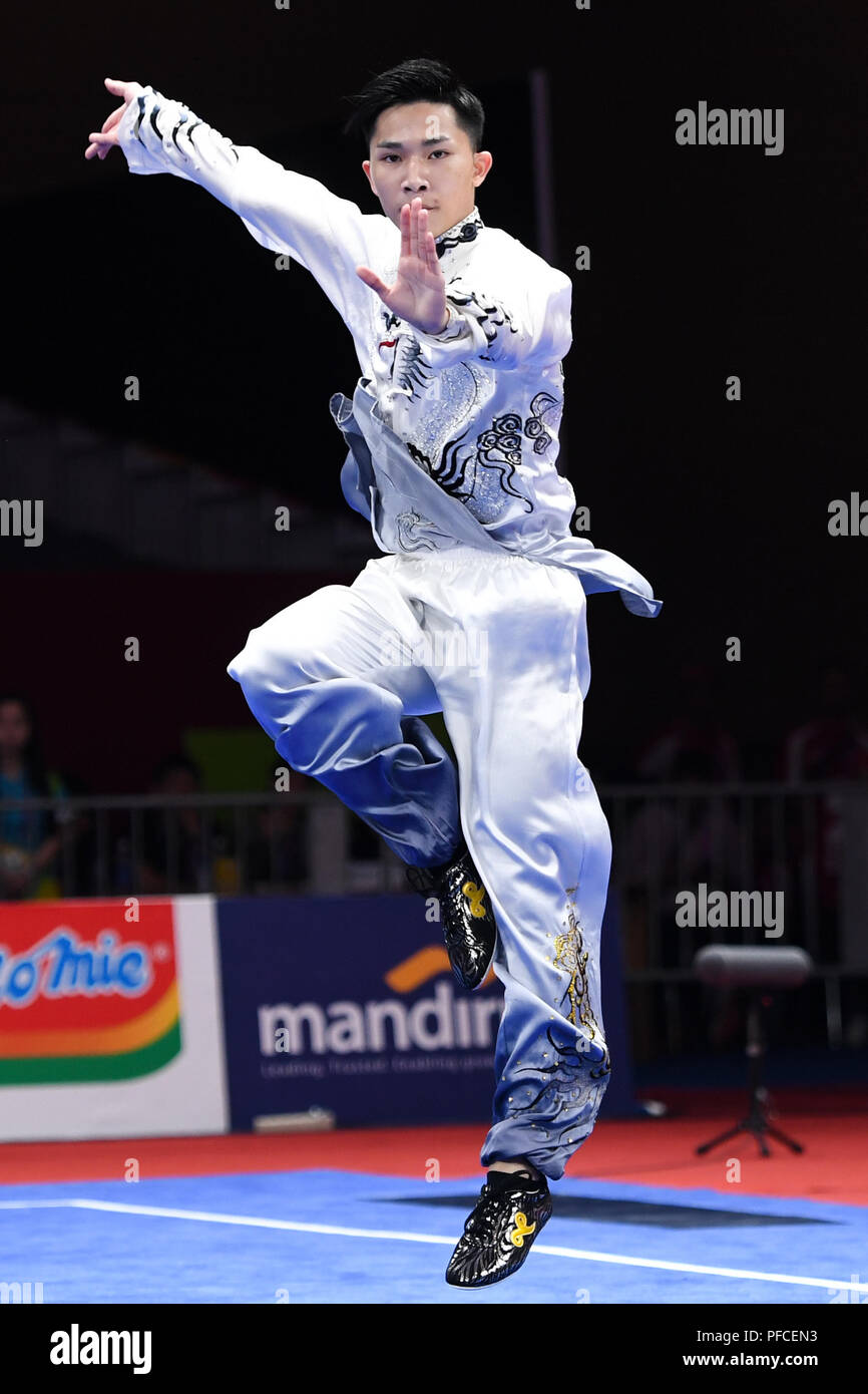 Jakarta, Indonesia. 21 Ago, 2018. Hui Tak Yan Samuei del cinese di Hong Kong compete durante il Taijiquan la concorrenza di uomini Taijiquan & Taijijian All-Round corrispondono al XVIII Giochi Asiatici in Jakarta, Indonesia, Agosto 21, 2018. Credito: Cheong Kam Ka/Xinhua/Alamy Live News Foto Stock