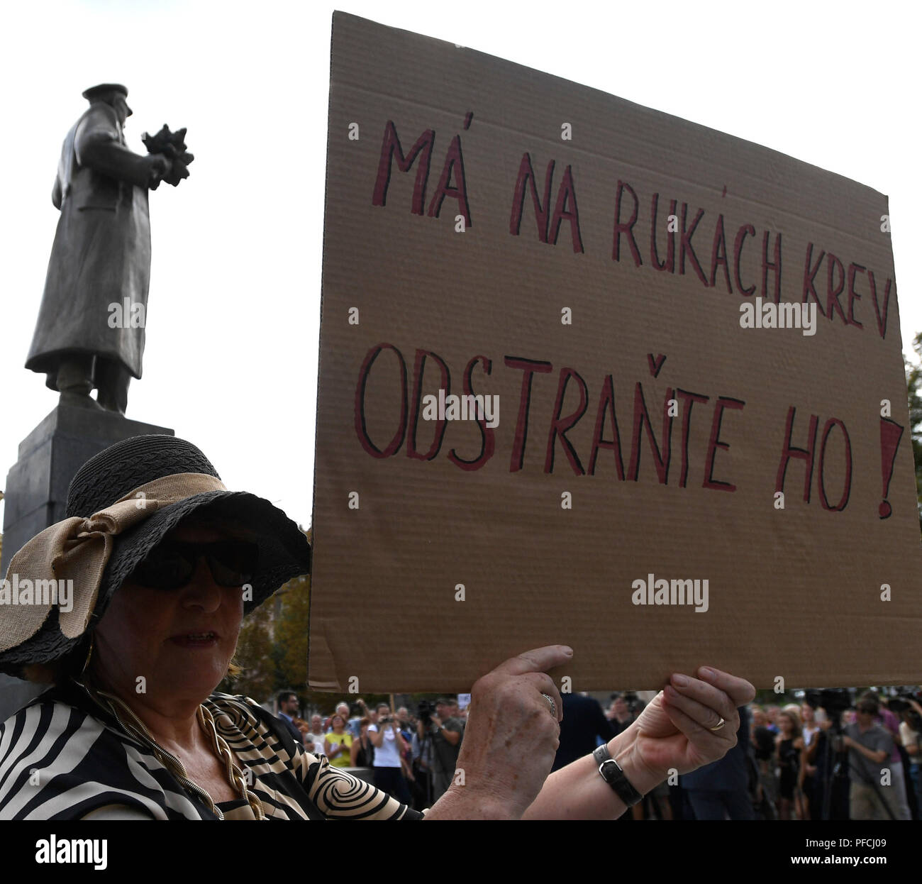 A diverse persone protesta dopo l'inaugurazione del restaurato monumento al maresciallo sovietico Konev con nuove targhe che descrivono la sua vita e il suo lavoro, a Praga, nella Repubblica ceca il 21 agosto 2018, giorno del cinquantesimo anniversario del Patto di Varsavia invasione nel mese di agosto 1968 per la Cecoslovacchia. Alla fine della Seconda guerra mondiale nel maggio 1945, Konev (1897-1973) ha contribuito a liberare Praga. Non sono mancate le controversie nel corso della statua a causa di Konev la partecipazione alla soppressione della insurrezione ungherese contro il regime comunista nel 1956 e la costruzione del muro di Berlino nel 1961. (CTK foto/Michal Krumphanzl) Foto Stock