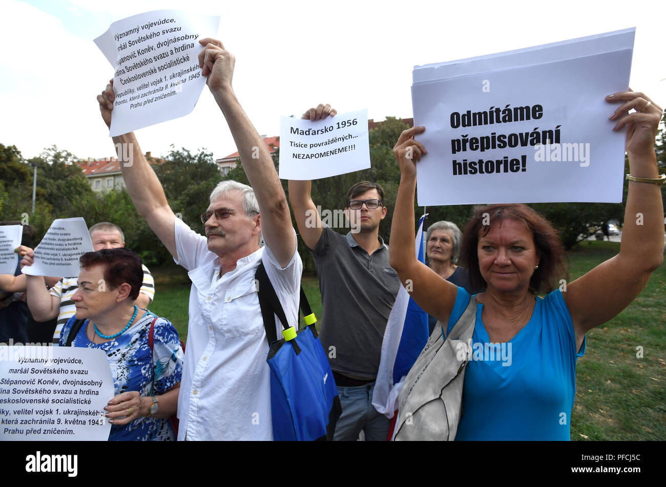 Marta Samalova (a destra), membro del Partito Comunista di Boemia e Moravia (KSCM), con molte altre persone protestano contro fatti storici menzionati sul nuovo placche di restaurato Memoriale Sovietico Konev Marshal descrivendo la sua vita e il suo lavoro a Praga, nella Repubblica ceca il 21 agosto 2018, giorno del cinquantesimo anniversario del Patto di Varsavia invasione nel mese di agosto 1968 per la Cecoslovacchia. Alla fine della Seconda guerra mondiale nel maggio 1945, Konev (1897-1973) ha contribuito a liberare Praga. Non sono mancate le controversie nel corso della statua a causa di Konev la partecipazione alla soppressione della insurrezione ungherese contro il re comunista Foto Stock