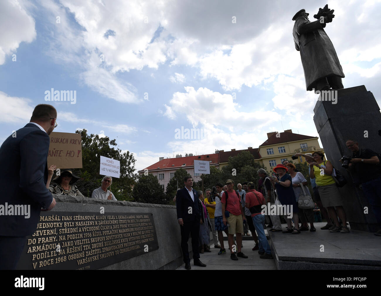 Inaugurazione del restaurato monumento al maresciallo sovietico Konev con nuove targhe che descrivono la sua vita e il suo lavoro si è tenuta a Praga, nella Repubblica ceca il 21 agosto 2018, giorno del cinquantesimo anniversario del Patto di Varsavia invasione nel mese di agosto 1968 per la Cecoslovacchia. Sul lato sinistro è visto Ondrej Kolar, Sindaco di Praga 6 e sul lato destro, centro, sorge il suo vice Jan Lacina. A diverse persone protesta dopo l'inaugurazione. Alla fine della Seconda guerra mondiale nel maggio 1945, Konev (1897-1973) ha contribuito a liberare Praga. Non sono mancate le controversie nel corso della statua a causa di Konev la partecipazione alla soppressione dell'Ungherese Foto Stock