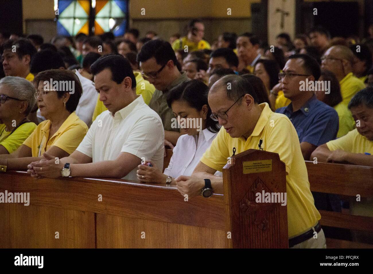 Filippine. 21 Ago, 2018. L ex Presidente Benigno Aquino III (giallo shirt w/ occhiali) portare la massa che commemora il trentacinquesimo anniversario del padre assassinio. Egli è unita mediante l'attuale Vice Preisdent Leni ROBREDO: risultati nei, e il senatore Antonio Trillanes. Benigno ''Ninoy'' Aquino Jr. è stato assassinato il 21 agosto 1983 mentre scendendo le scale di un piano all'Aeroporto Internazionale di Manila. Credito: J Gerard Seguia/ZUMA filo/Alamy Live News Foto Stock