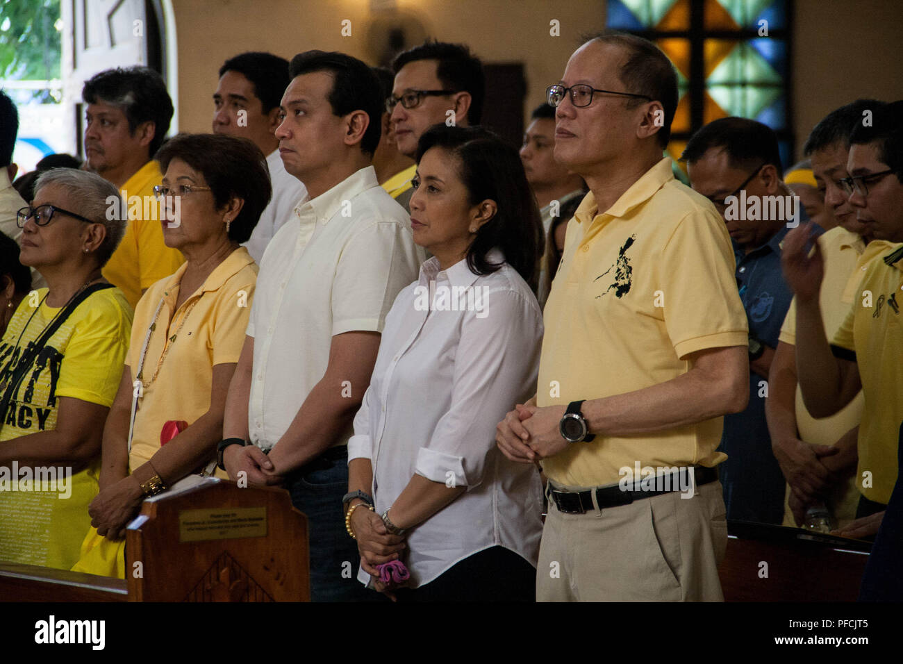 Filippine. 21 Ago, 2018. L ex Presidente Benigno Aquino III (giallo shirt w/ occhiali) portare la massa che commemora il trentacinquesimo anniversario del padre assassinio. Egli è unita mediante l'attuale Vice Preisdent Leni ROBREDO: risultati nei, e il senatore Antonio Trillanes. Benigno ''Ninoy'' Aquino Jr. è stato assassinato il 21 agosto 1983 mentre scendendo le scale di un piano all'Aeroporto Internazionale di Manila. Credito: J Gerard Seguia/ZUMA filo/Alamy Live News Foto Stock