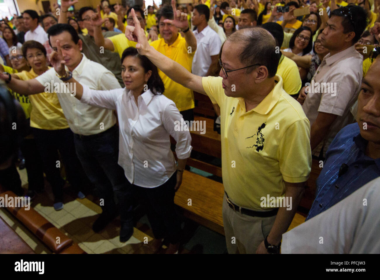 Filippine. 21 Ago, 2018. L ex Presidente Benigno Aquino III (giallo shirt w/ occhiali) portare la massa che commemora il trentacinquesimo anniversario del padre assassinio. Egli è unita mediante l'attuale Vice Preisdent Leni ROBREDO: risultati nei, e il senatore Antonio Trillanes. Benigno ''Ninoy'' Aquino Jr. è stato assassinato il 21 agosto 1983 mentre scendendo le scale di un piano all'Aeroporto Internazionale di Manila. Credito: J Gerard Seguia/ZUMA filo/Alamy Live News Foto Stock