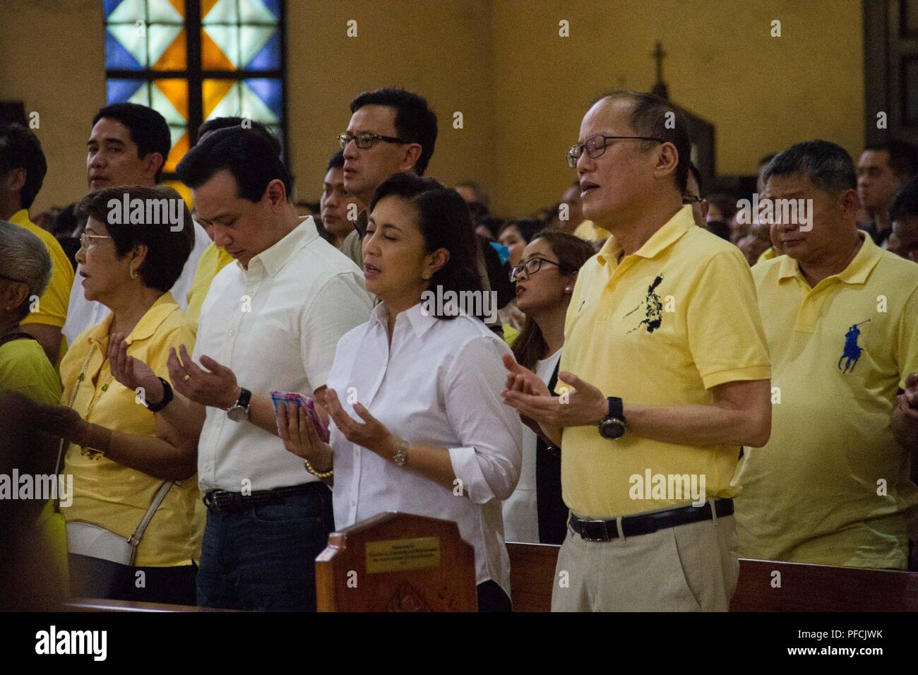 Filippine. 21 Ago, 2018. L ex Presidente Benigno Aquino III (giallo shirt w/ occhiali) portare la massa che commemora il trentacinquesimo anniversario del padre assassinio. Egli è unita mediante l'attuale Vice Preisdent Leni ROBREDO: risultati nei, e il senatore Antonio Trillanes. Benigno ''Ninoy'' Aquino Jr. è stato assassinato il 21 agosto 1983 mentre scendendo le scale di un piano all'Aeroporto Internazionale di Manila. Credito: J Gerard Seguia/ZUMA filo/Alamy Live News Foto Stock