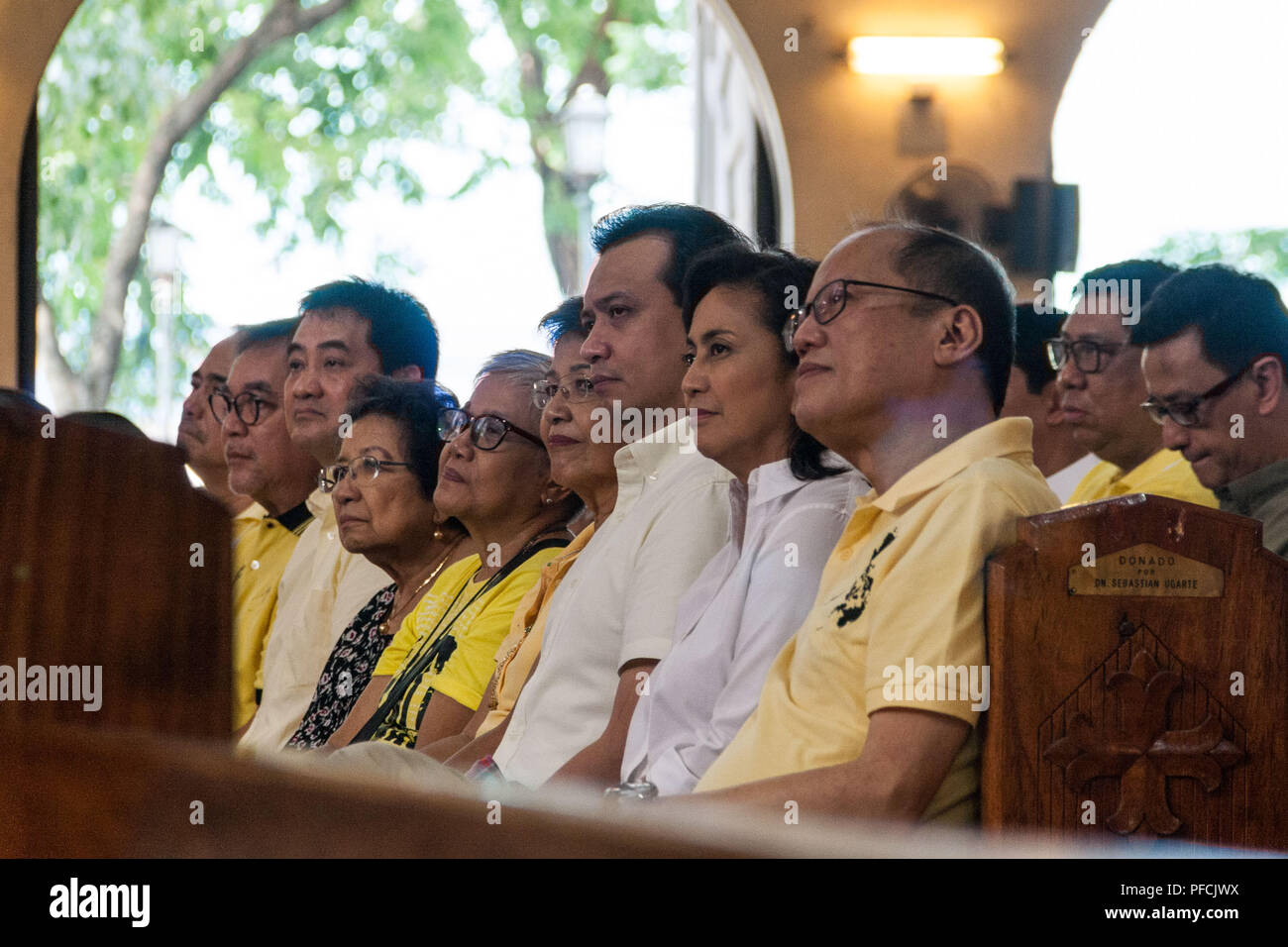 Filippine. 21 Ago, 2018. L ex Presidente Benigno Aquino III (giallo shirt w/ occhiali) portare la massa che commemora il trentacinquesimo anniversario del padre assassinio. Egli è unita mediante l'attuale Vice Preisdent Leni ROBREDO: risultati nei, e il senatore Antonio Trillanes. Benigno ''Ninoy'' Aquino Jr. è stato assassinato il 21 agosto 1983 mentre scendendo le scale di un piano all'Aeroporto Internazionale di Manila. Credito: J Gerard Seguia/ZUMA filo/Alamy Live News Foto Stock