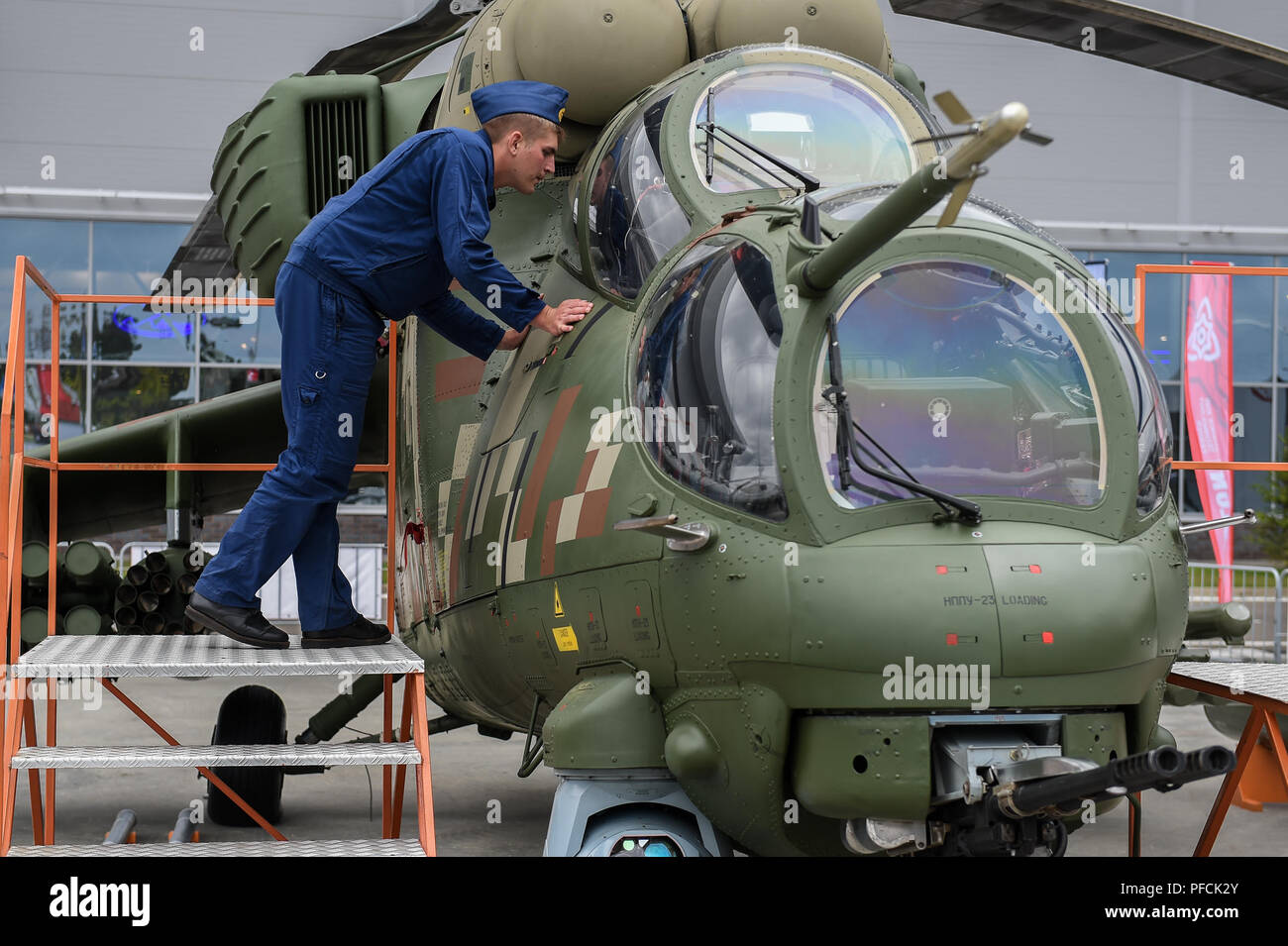 Mosca, Russia. 21 Ago, 2018. Un uomo prende un occhiata all'interno dell'elicottero la cabina del pilota presso l'esercito-2018 militare internazionale di Technical Forum tenutosi nella regione di Mosca, Russia, il 21 agosto 2018. Credito: Evgeny Sinitsyn/Xinhua/Alamy Live News Foto Stock