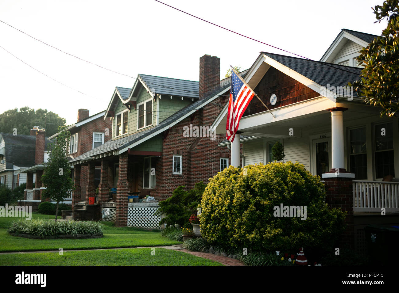 Una fila di case nel Parco di Università, Maryland, al golden ora su una sera d'estate. Foto Stock
