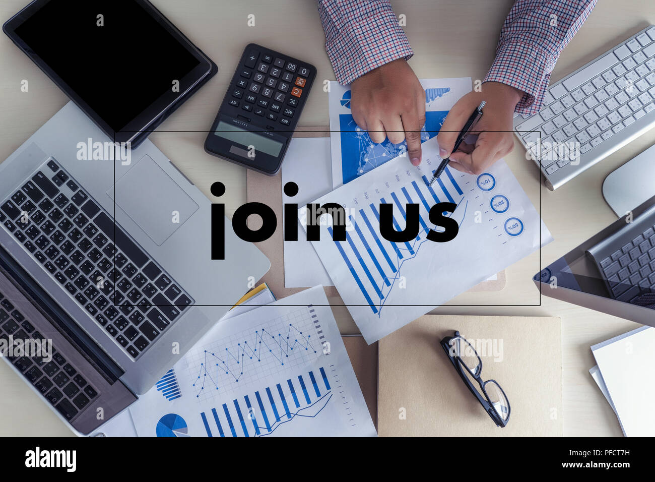 Unisciti a noi concetto imprenditore lavora in ufficio ENTRA NEL NOSTRO TEAM Foto Stock