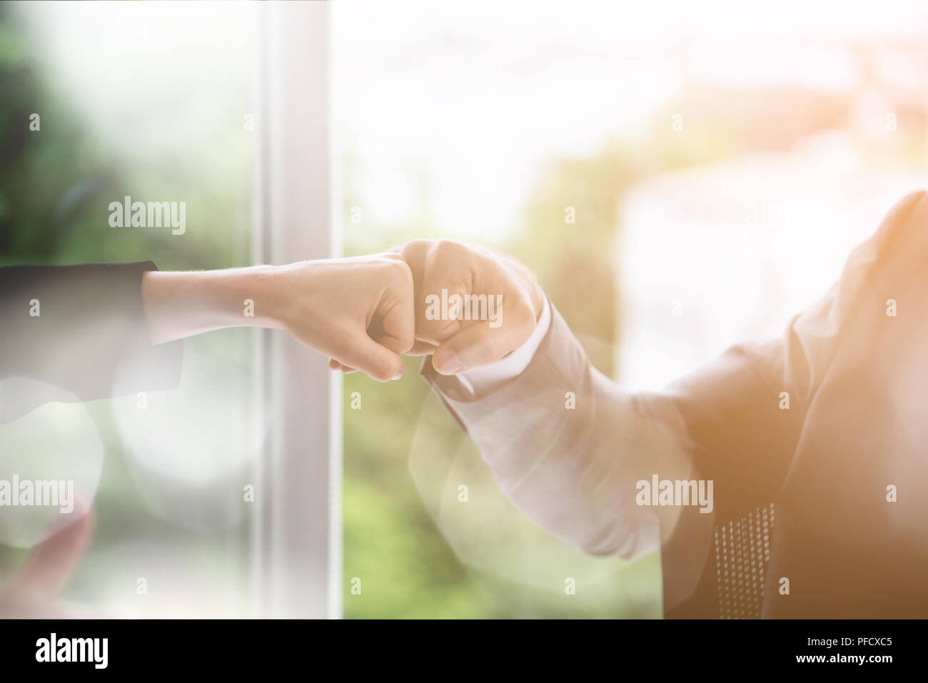 Congratulazioni per il successo,mano mostra esprimono la loro gioia Foto Stock
