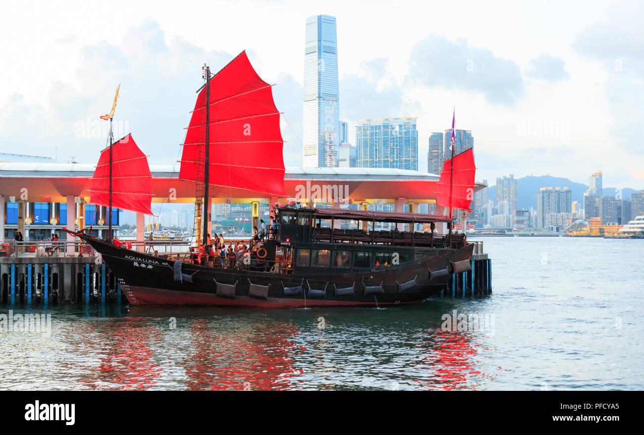 Hong Kong - Giugno 26, 2018: l'Aqua Luna nave nel porto Victoria Foto Stock