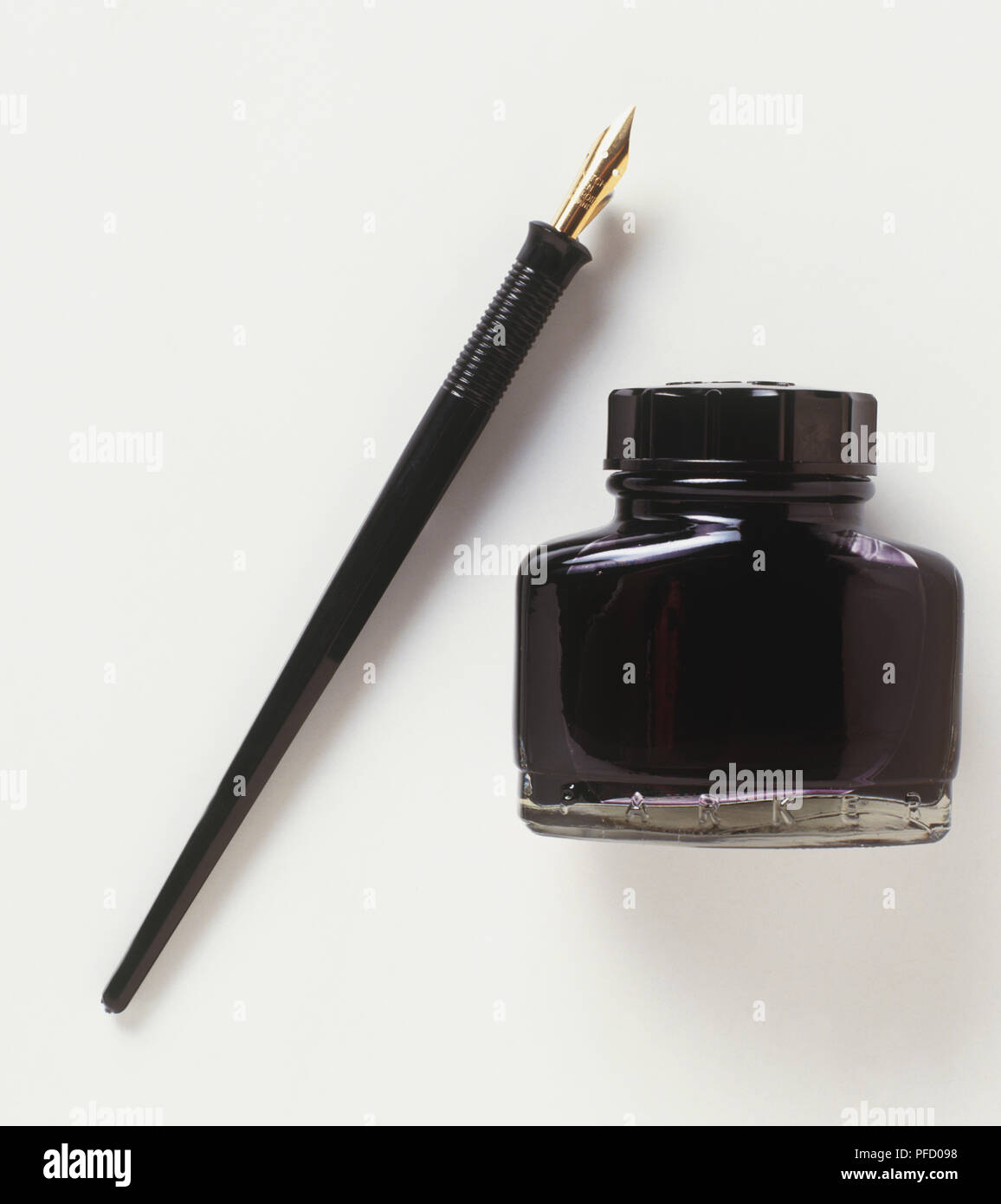 Penna stilografica e pot di inchiostro nero, vista frontale. Foto Stock