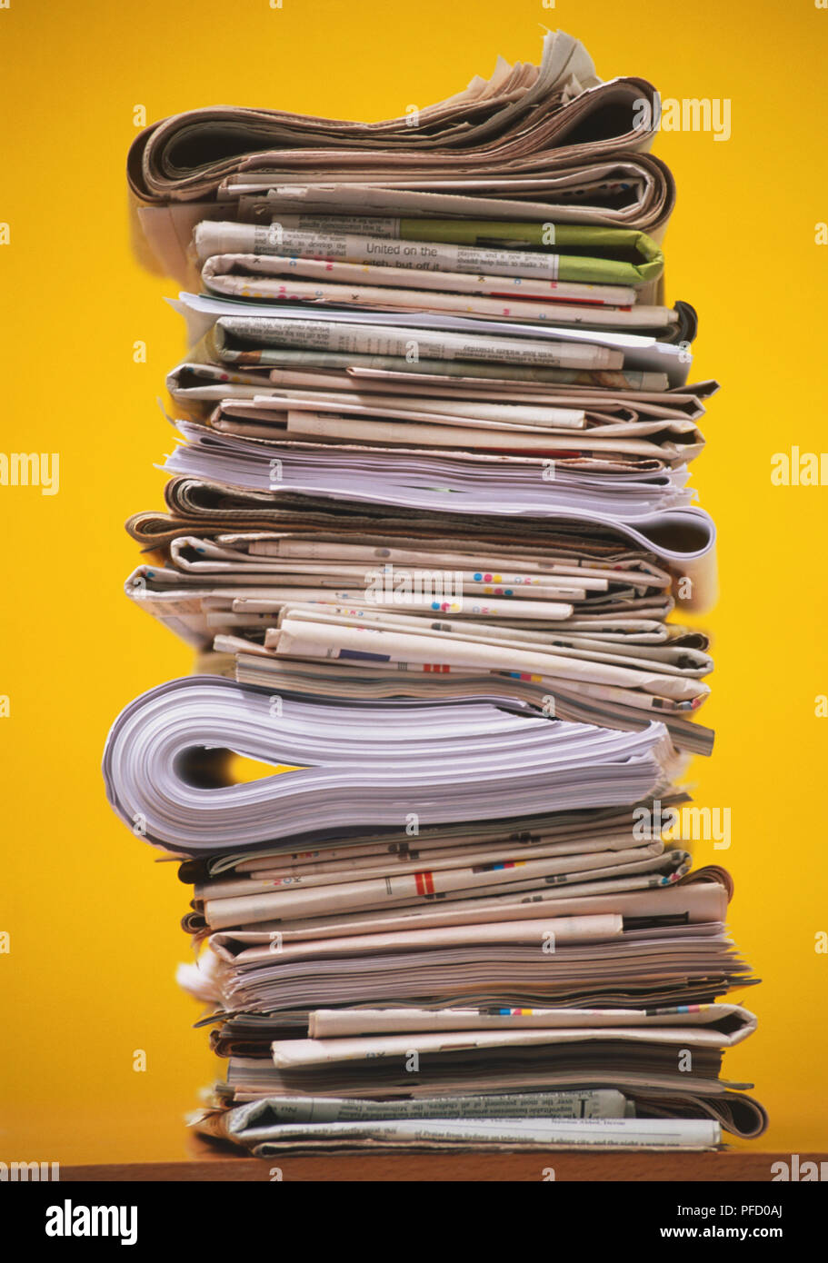 Pila di giornali piegati in vista frontale Foto Stock