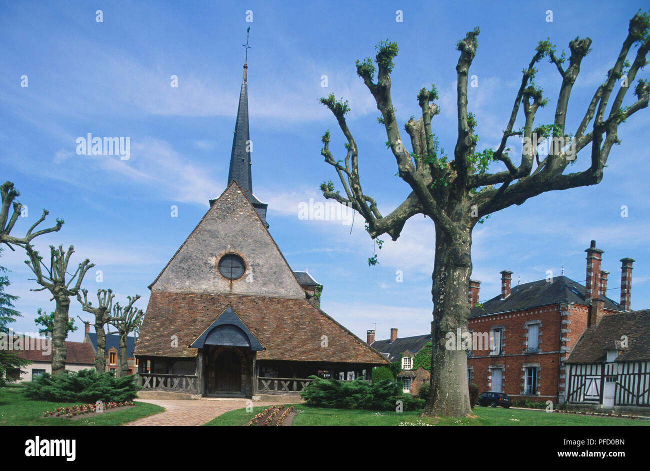 Francia, Valle della Loira, Sologne, St Martin de Souvigny chiesa, vista frontale. Foto Stock