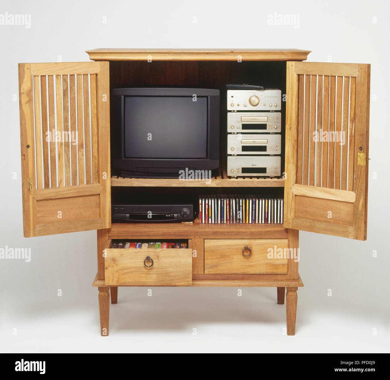 Credenza in legno con le porte aperte la memorizzazione di televisione, stereo cd e video registratore, vista frontale. Foto Stock