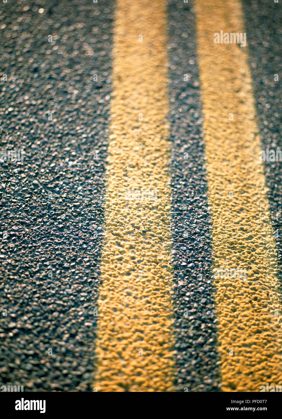 Doppio giallo linee su strada asfaltata, close-up Foto Stock