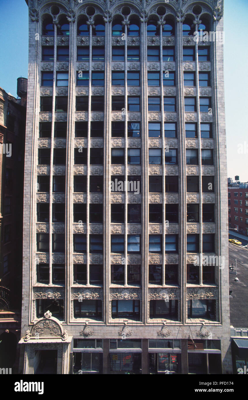 Stati Uniti d'America, New York, alto edificio con elementi ornamentali scolpiti facciata in pietra. Foto Stock