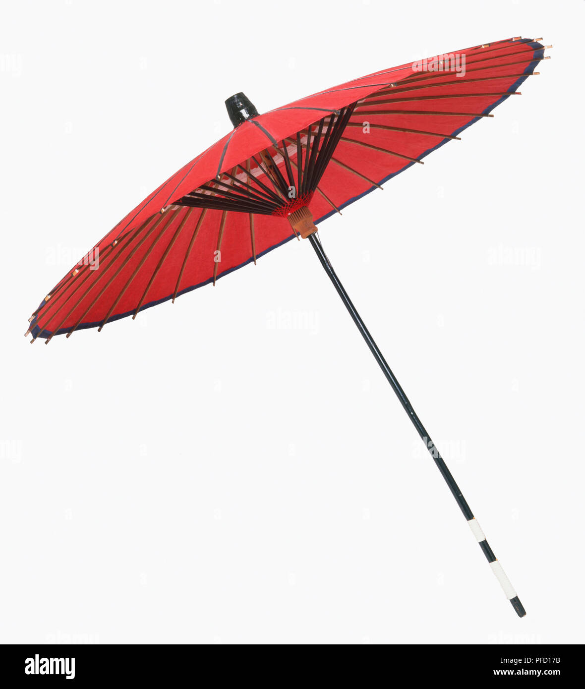 Aperto, rosso ombrello fatto di bambù e carta. Foto Stock