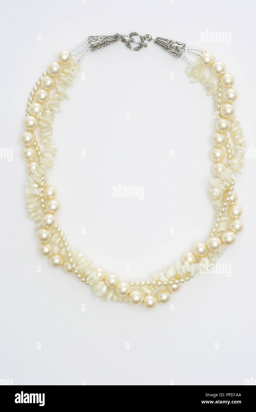 Twisted perla collana di perle, consistente di madreperla chips, strand di perle, semi traslucido perle e argento chiusura a ginocchiera Foto Stock