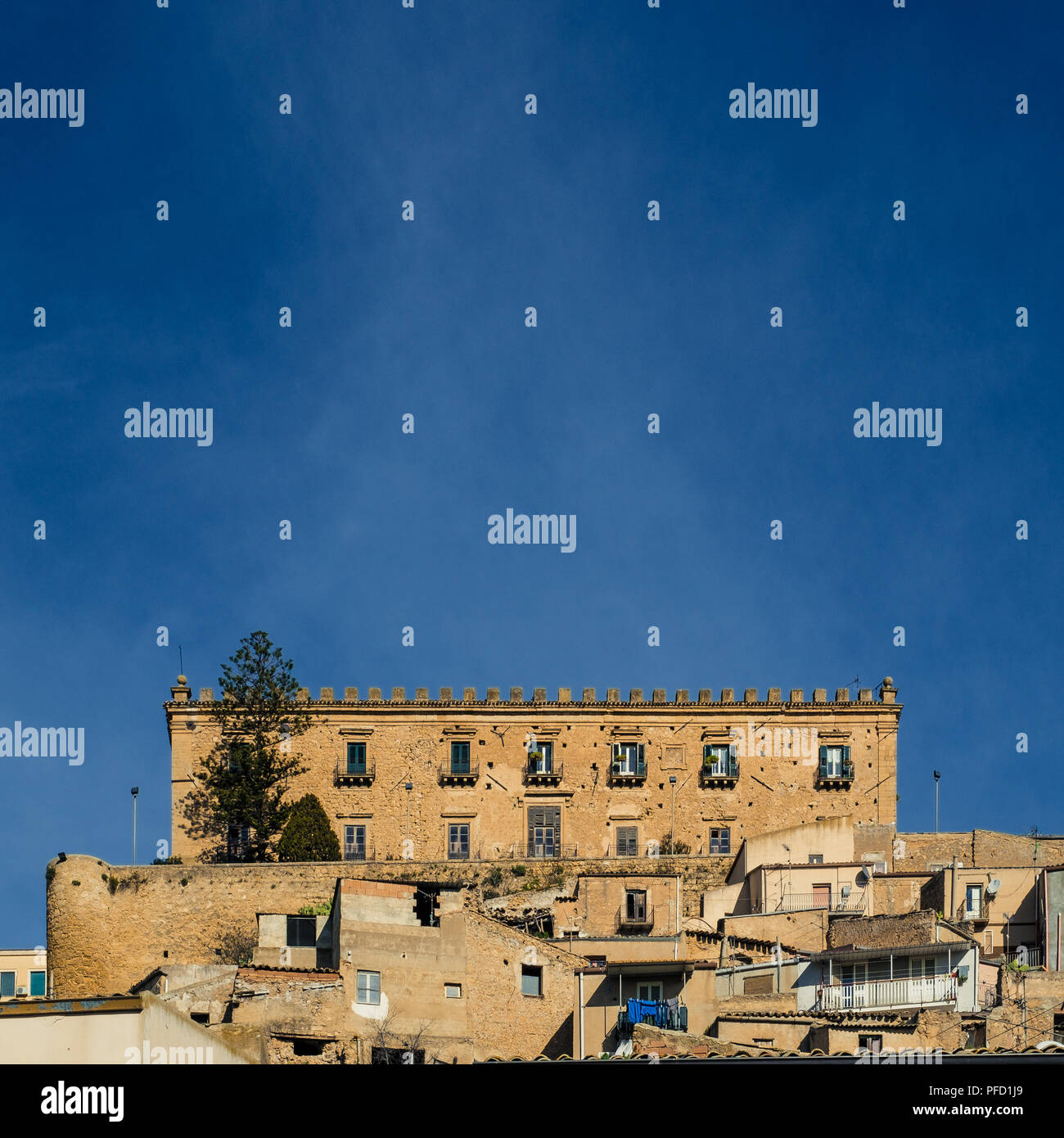 Antico palazzo nobiliare contro il cielo blu. Leonforte, Enna, Sicilia, Italia. Foto Stock