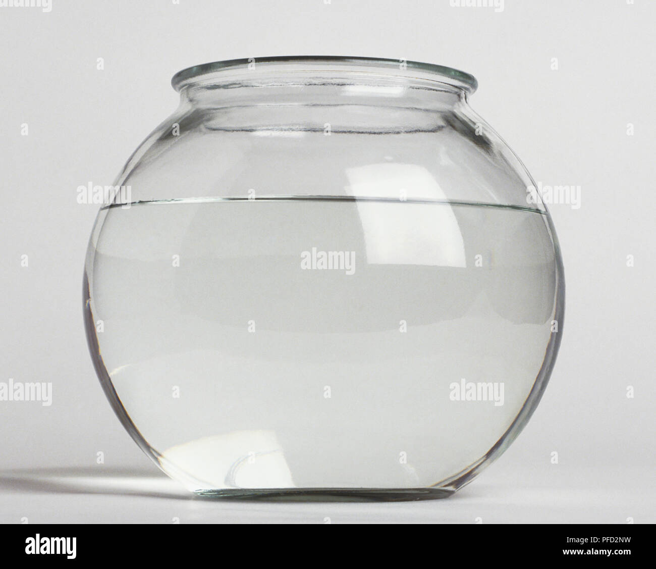 Goldfish Bowl, tre quarti riempito con acqua Foto Stock