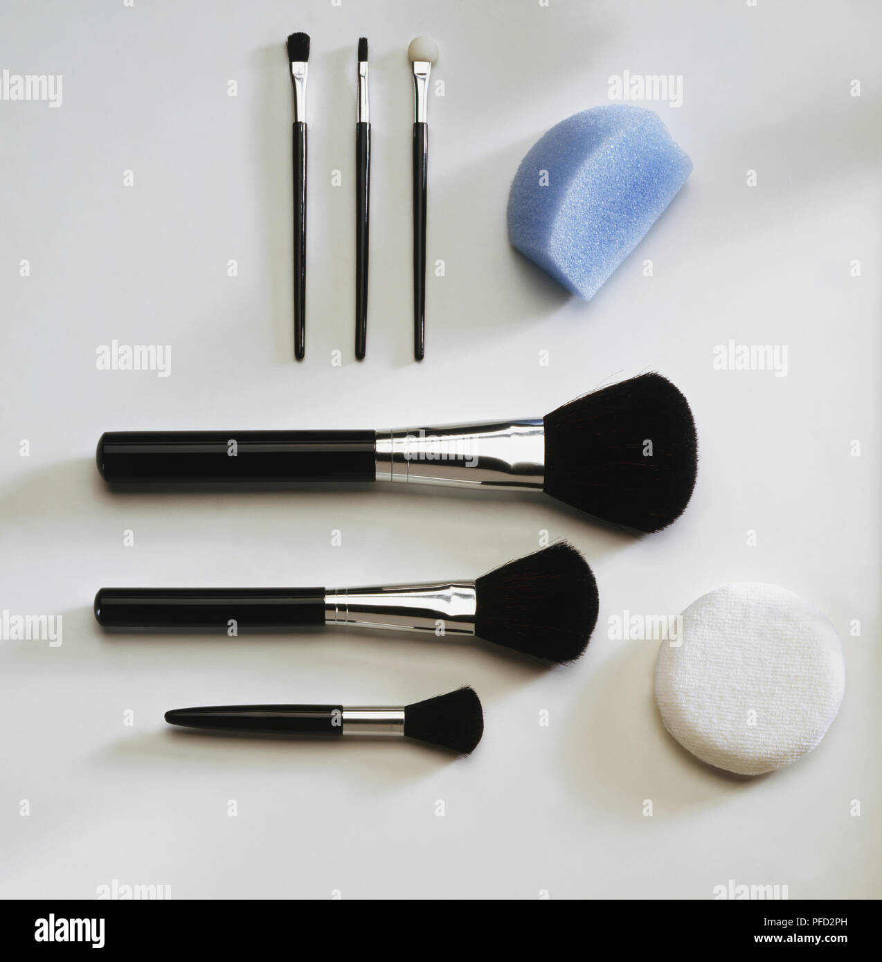 Una selezione di spazzole cosmetiche e gli applicatori Foto Stock