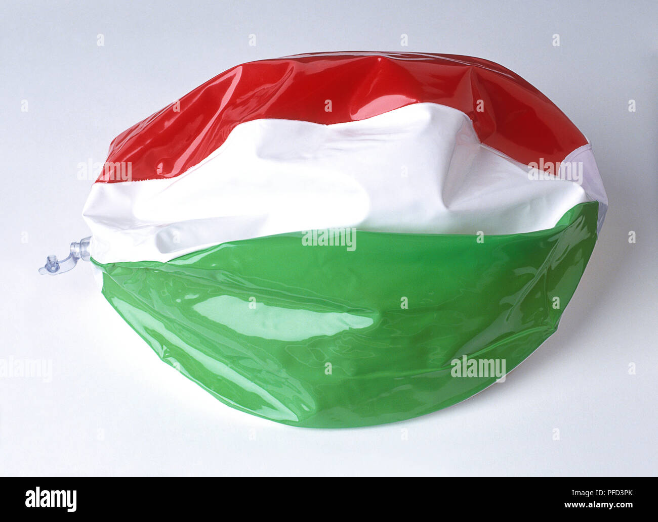 Sgonfiato palla spiaggia nei colori della bandiera italiana Foto Stock