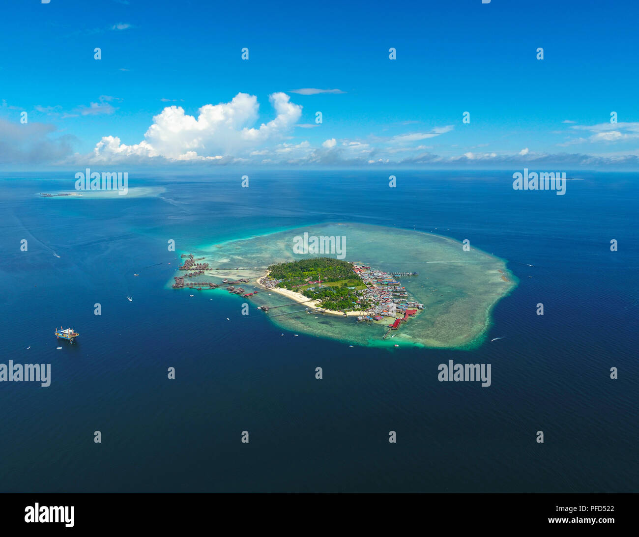 Drone foto di Mabul isola, con Sipadan & Kapalai in background, Sabah Malaysian Borneo Foto Stock