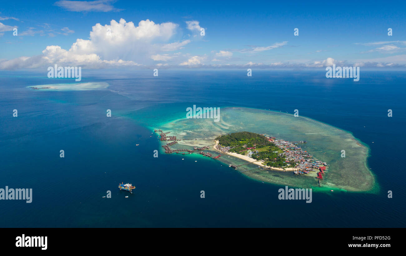 Drone foto di Mabul isola, con Sipadan & Kapalai in background, Sabah Malaysian Borneo Foto Stock