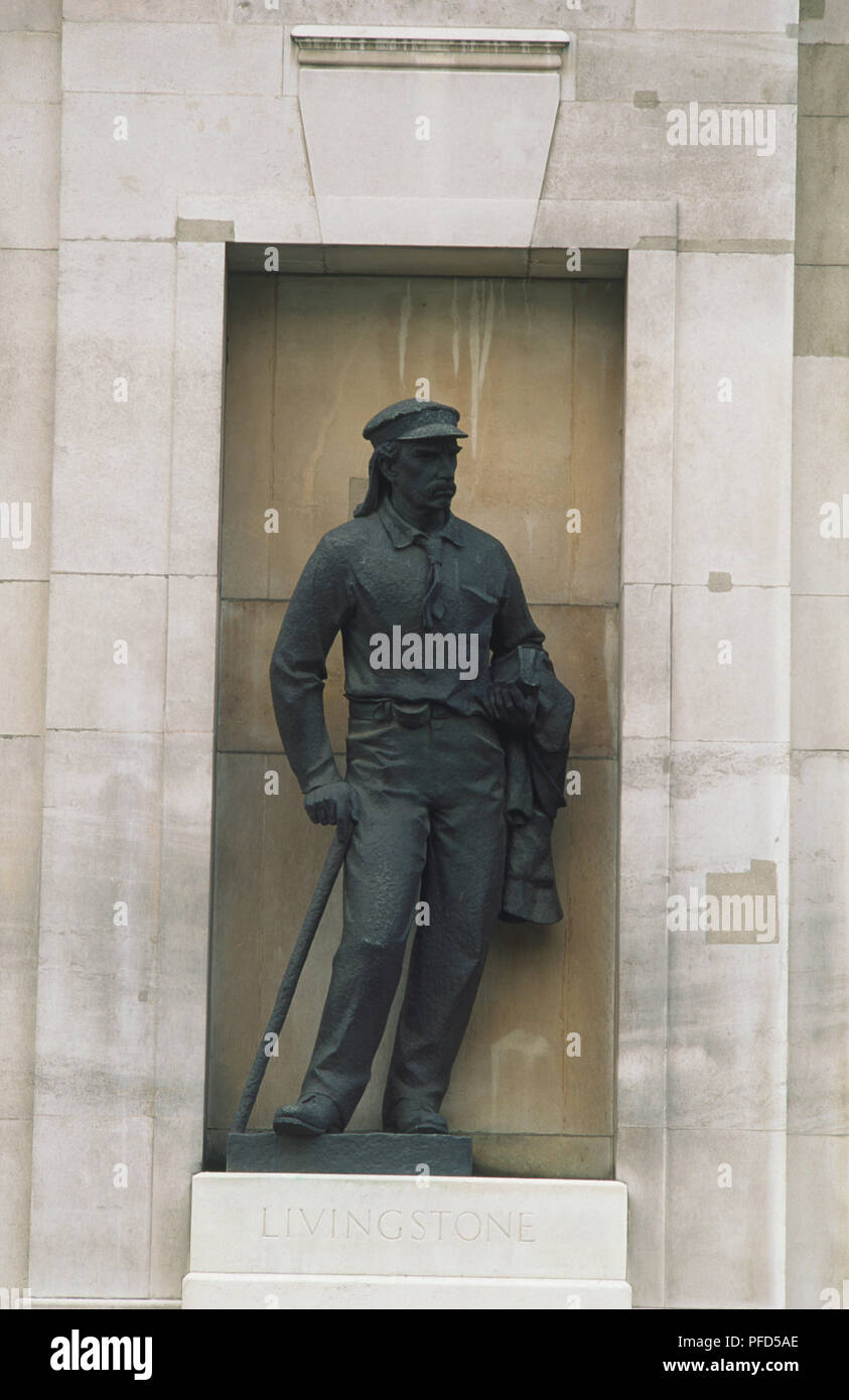 Inghilterra, London Knightsbridge, Royal Geographical Society Building, Statua del missionario scozzese e explorer David Livingstone. Foto Stock