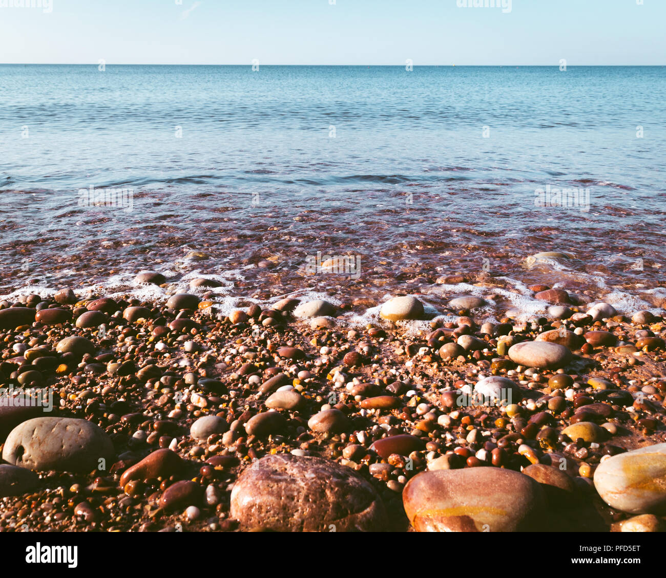 Guardando fuori sull'oceano dalla spiaggia a Budleigh Salterton in East Devon, Inghilterra, Regno Unito. Foto Stock