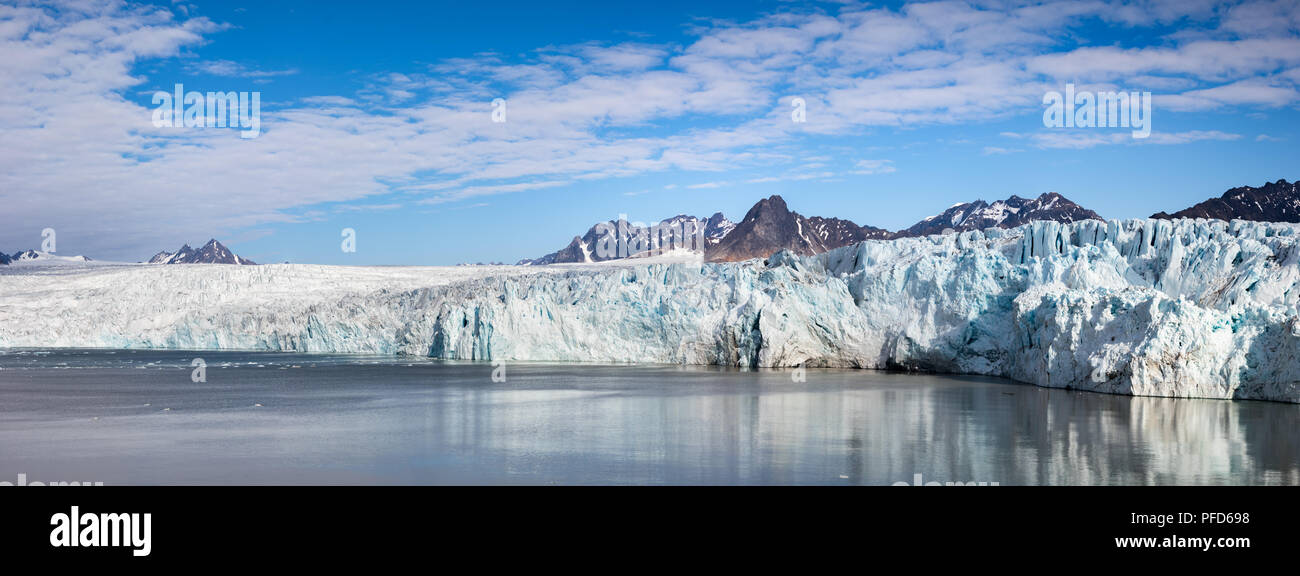 Vista panoramica del ghiacciaio 14 Luglio o noto anche come Fjortende Julibreen e 14 Juli Bukta a Svalbard, Norvegia in estate. Foto Stock