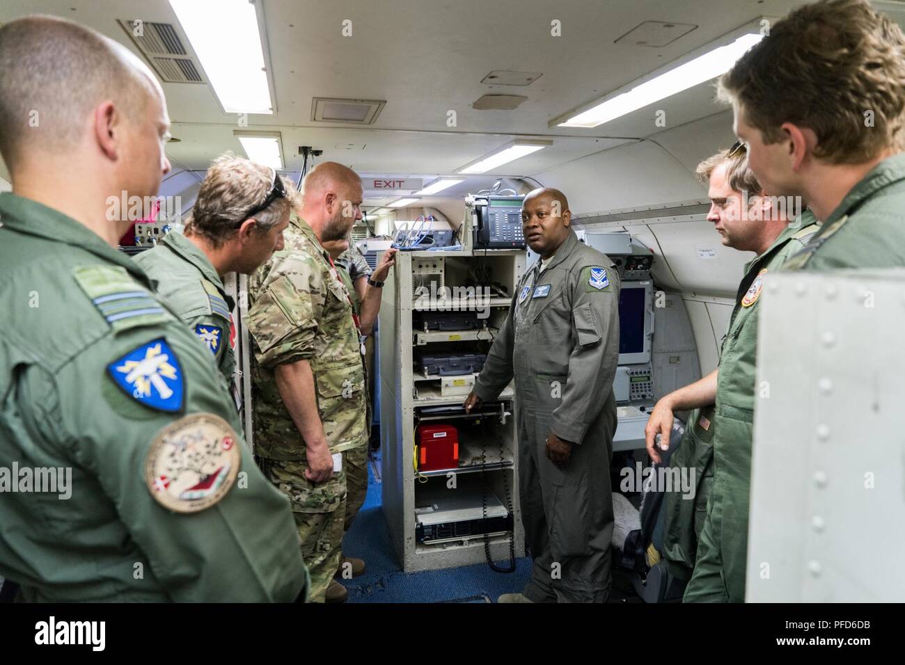 Stati Uniti Air Force Senior Master Sgt. Kenneth Menefee, un sistema di comunicazioni tecnico con la 116aria ala di controllo (ACW), dà un briefing di familiarizzazione e tour del E-8C comune di stelle al danese Air Force soci a Fighter Wing Skrydstrup, Danimarca, Giugno 8, 2018. Il lavoro di squadra dimostra la interoperabilità tra le nostre unità in Europa e rafforza la nostra capacità di garantire i nostri alleati, rispondere a minacce e garantire il supporto per le operazioni globali. Il team JSTARS consiste della Georgia Air National Guard's 116ACW, più servizio attivo del personale assegnati al 461st ACW e JSTARS dell esercito. Essi sono Foto Stock