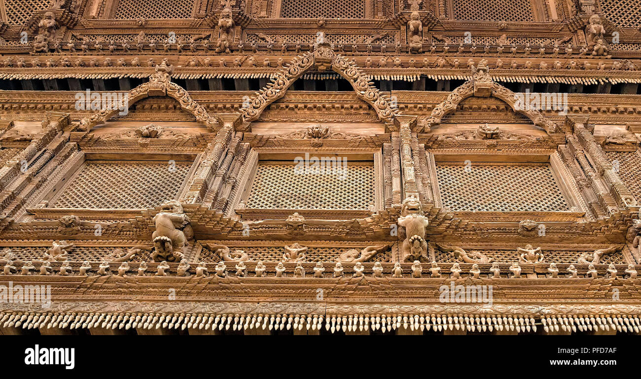 Artigianato nepalese e architettura di Basantapur Durbar a Kathmandu Durbar Square, Nepal - Basantapur Durbar chiamato anche Nau-talle Durbar fu costruito da K Foto Stock