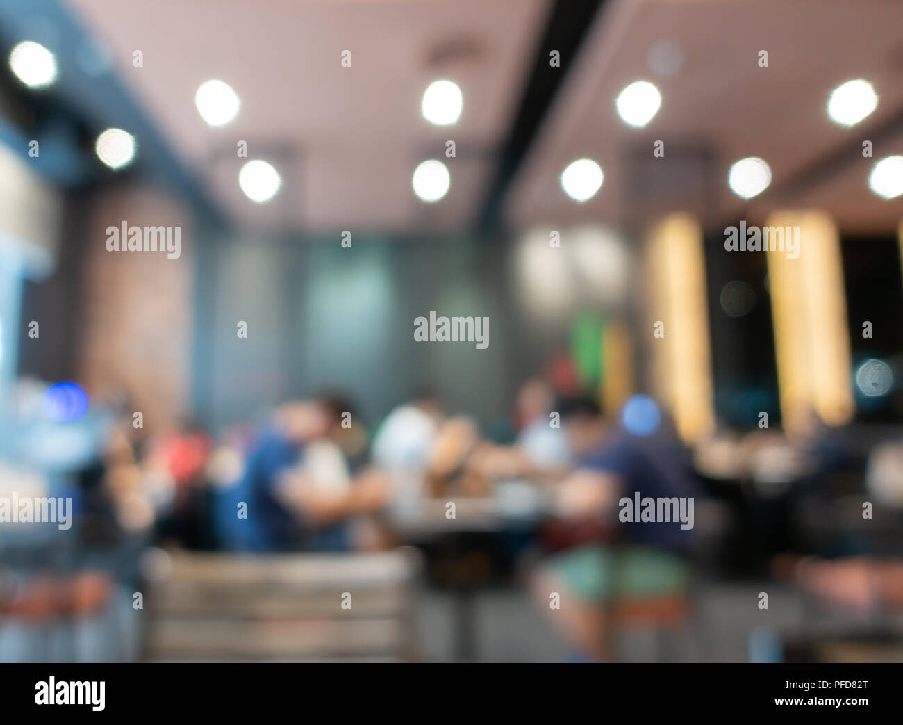 Dedocus shot ristorante con molte persone mangiare Foto Stock