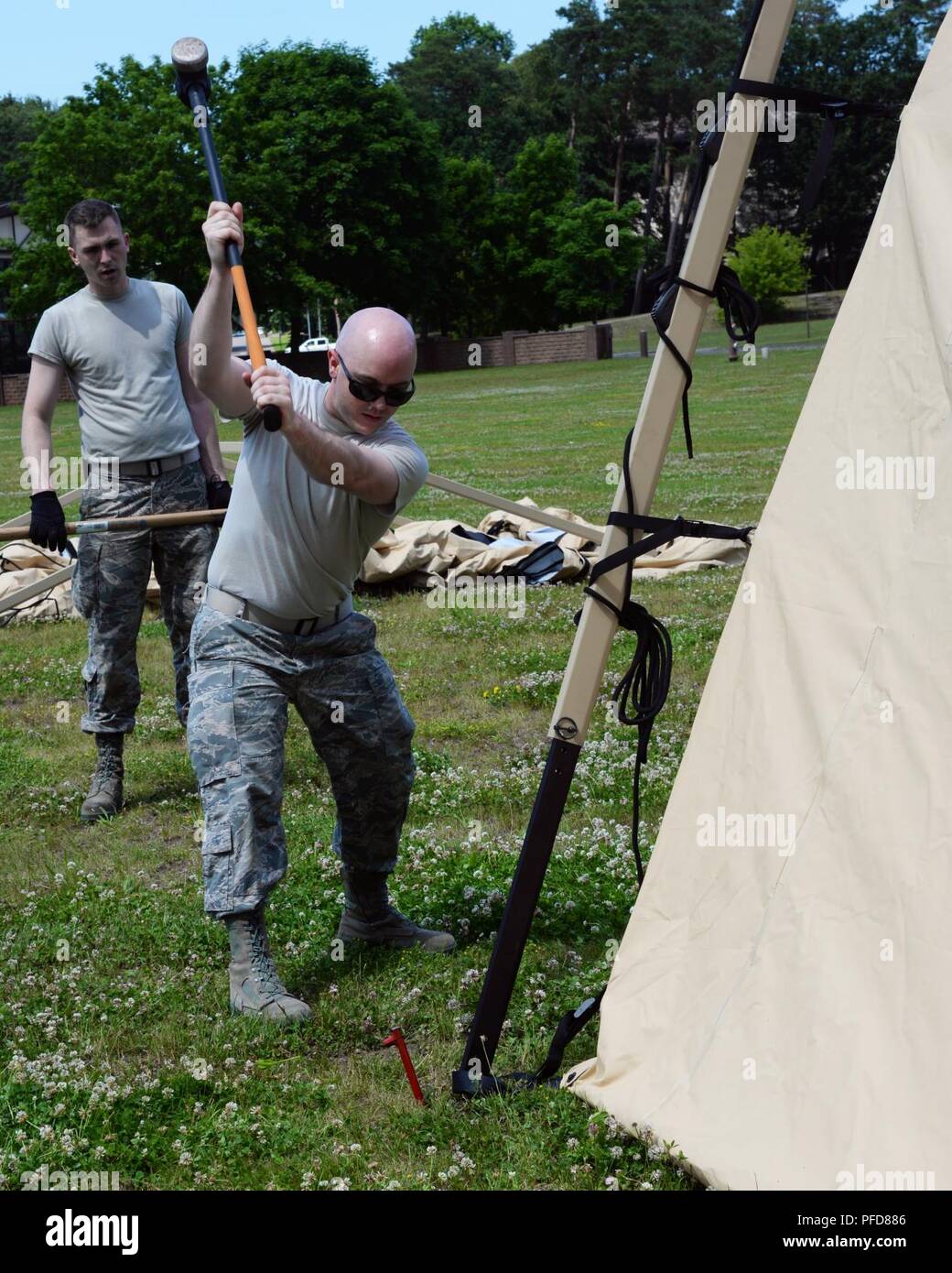 Avieri dal 86º Gruppo Medico, 86squadrone di logistica, croata e forze armate membri impostare Expeditionary Medical Support System tende per un en-route paziente sistema di staging durante l'esercizio Maroon Surge su Ramstein Air Base, Germania Giugno 4, 2018. I rifugi beneficiano di un innovativo sistema di distribuzione e può essere costruito in meno di cinque minuti. Foto Stock