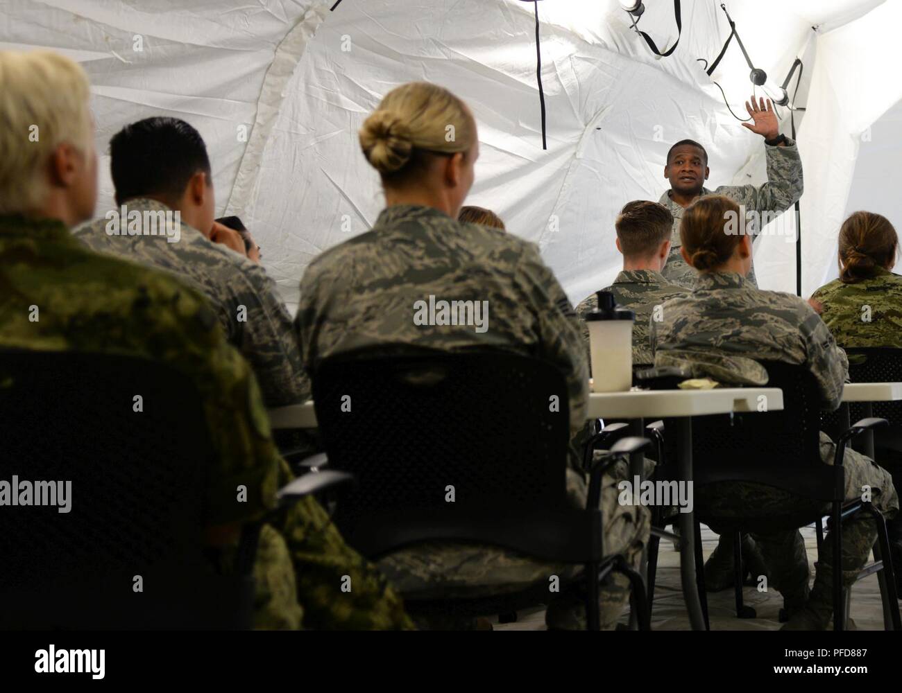 Maroon Surge è un 86MDG di evacuazione e di esercizio della cura di condurre la formazione congiunta. Foto Stock