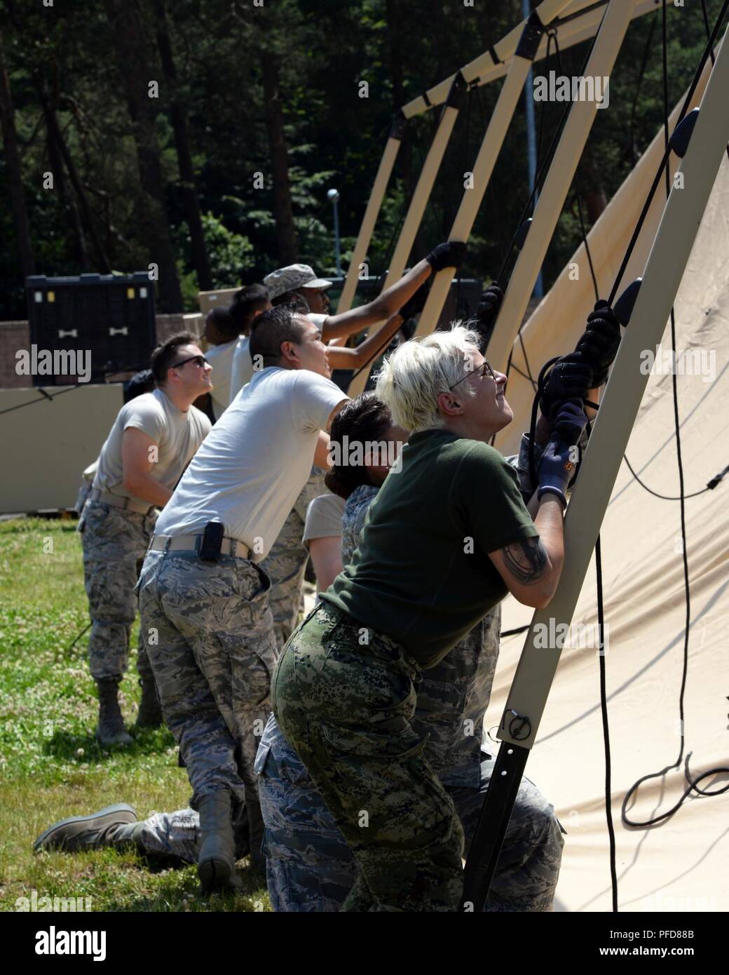 Avieri dal 86º Gruppo Medico, 86squadrone di logistica, croata e forze armate membri impostare Expeditionary Medical Support System tende per un en-route paziente sistema di staging durante l'esercizio Maroon Surge su Ramstein Air Base, Germania Giugno 4, 2018. I rifugi beneficiano di un innovativo sistema di distribuzione e può essere costruito in meno di cinque minuti. Foto Stock