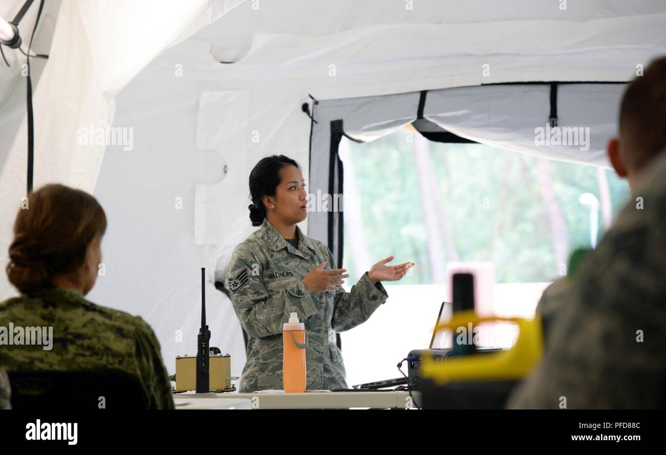 Maroon Surge è un 86MDG di evacuazione e di esercizio della cura di condurre la formazione congiunta. Foto Stock