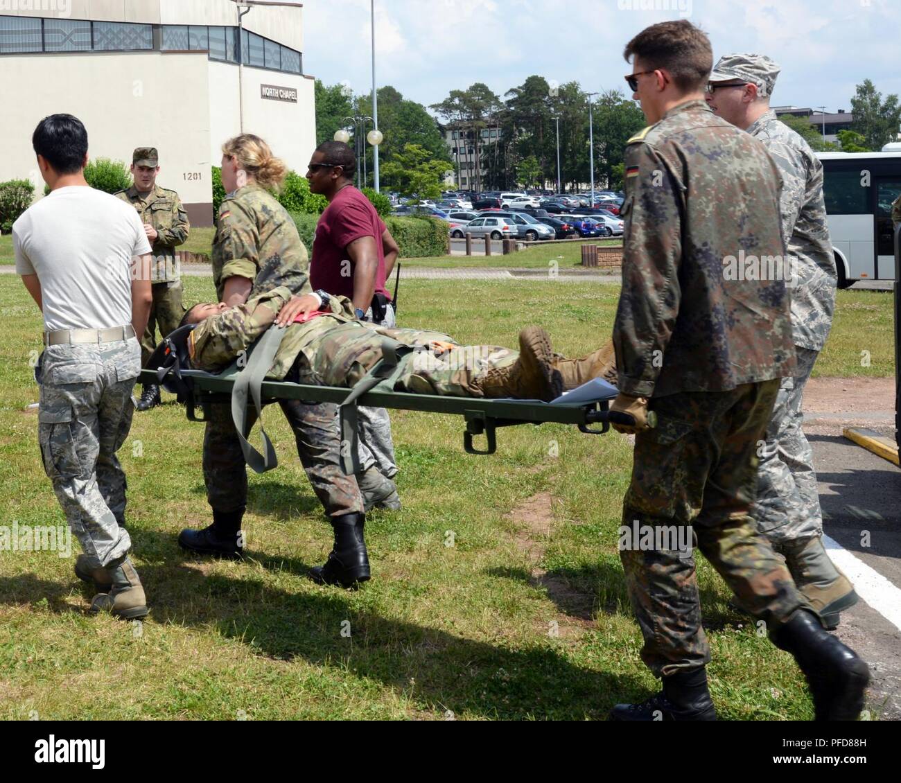 Stati Uniti Air Force, U.S. L'esercito tedesco e il personale medico il trasporto di un paziente con la classificazione tende durante una simulazione come parte di esercizio Maroon Surge su Ramstein Air Base, Germania Giugno 8, 2018. Partecipa inoltre condotto in grado di sopravvivere e di operare la formazione, o ATSO per migliorare le loro prestazioni durante le circostanze stressanti. Foto Stock