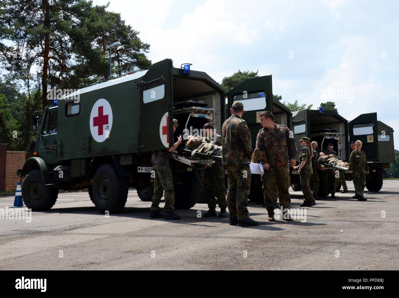Forze armate tedesche di trasporto per pazienti di classificazione tende durante una simulazione come parte di esercizio Maroon Surge su Ramstein Air Base, Germania, Giugno 8, 2018. L'esercizio ha testato il carico ed il trasporto di esercizio il numero delle vittime. Foto Stock