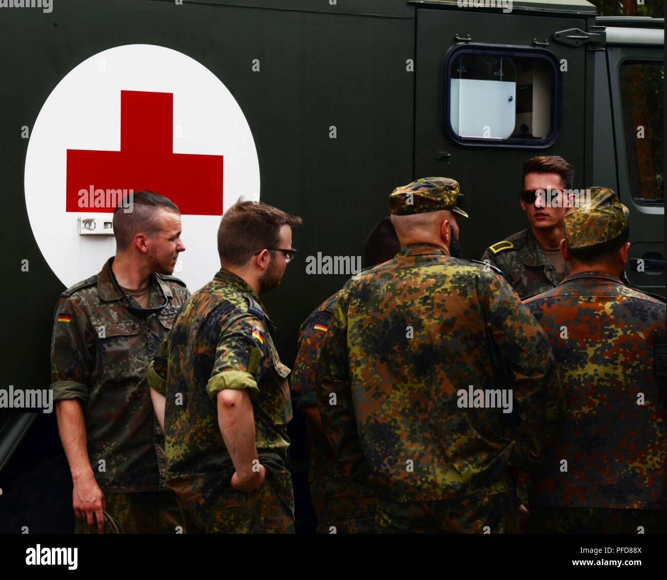 Forze armate tedesche di trasporto per pazienti di classificazione tende durante una simulazione come parte di esercizio Maroon Surge su Ramstein Air Base, Germania, Giugno 8, 2018. L'esercizio ha testato il carico ed il trasporto di esercizio il numero delle vittime. Foto Stock