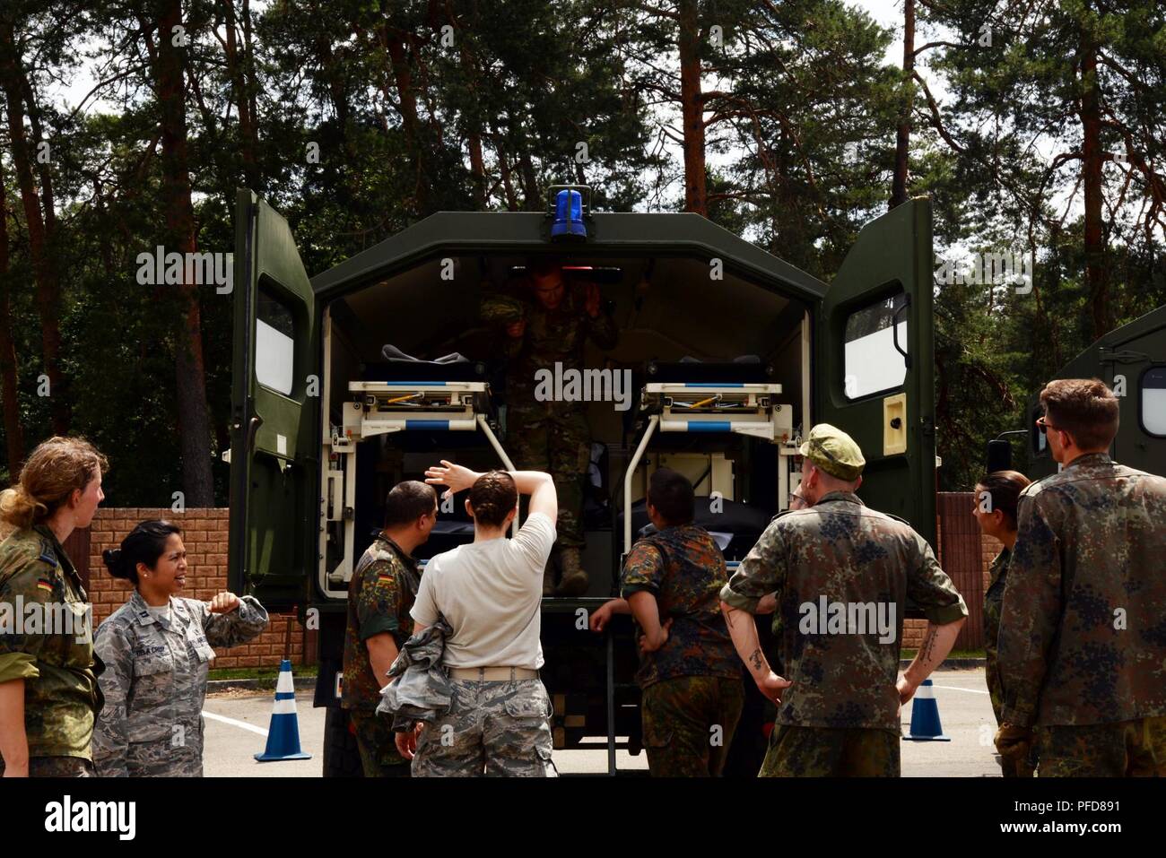 Forze armate tedesche di trasporto per pazienti di classificazione tende durante una simulazione come parte di esercizio Maroon Surge su Ramstein Air Base, Germania, Giugno 8, 2018. L'esercizio ha testato il carico ed il trasporto di esercizio il numero delle vittime. Foto Stock