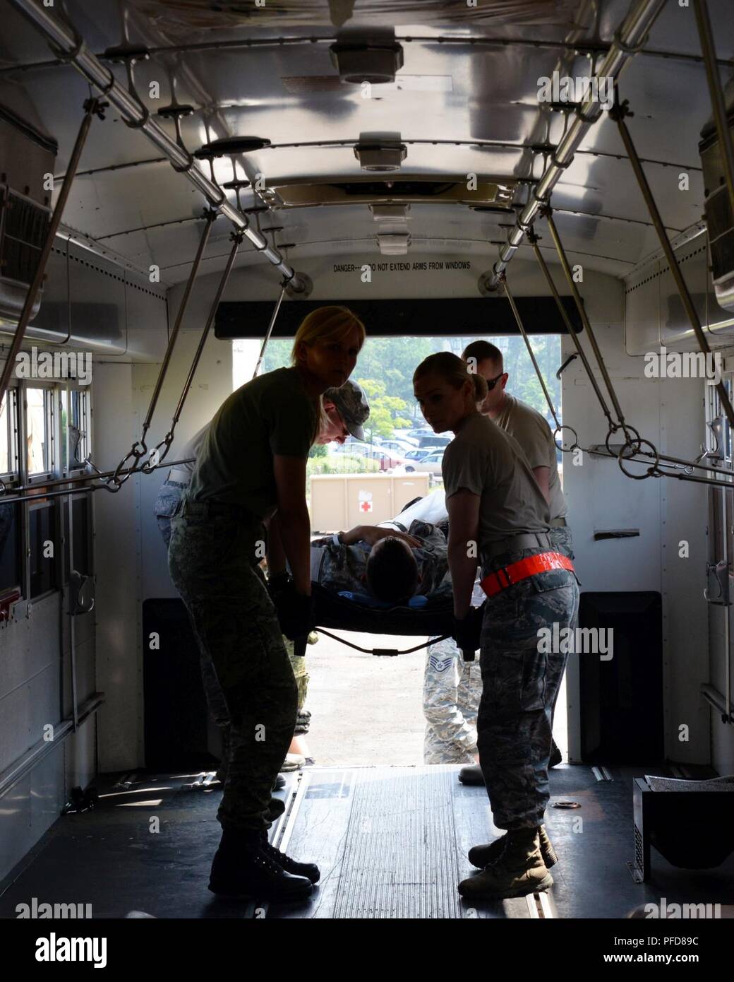Maroon Surge è un 86MDG di evacuazione e di esercizio della cura di condurre la formazione congiunta. Foto Stock