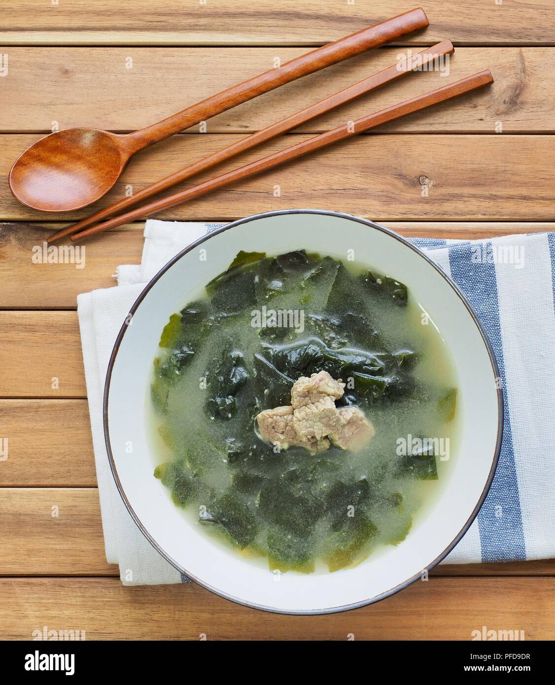 Cibo coreano di manzo zuppa di alghe marine Foto stock - Alamy