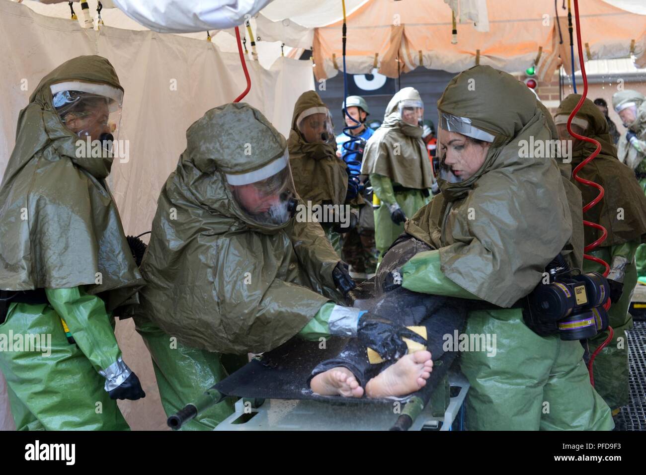 Xlviii Medical Group aviatori preparare per decontaminare i pazienti con lesioni simulato a seguito di un incidente di Massa lo scenario durante un esercizio di preparazione al Royal Air Force Lakenheath, Inghilterra, Giugno 5, 2018. Avieri del 192nd Medical Group, Virginia Air National Guard, sostenuto l'esercizio partecipando come ruolo giocatori durante scenari multipli. Foto Stock