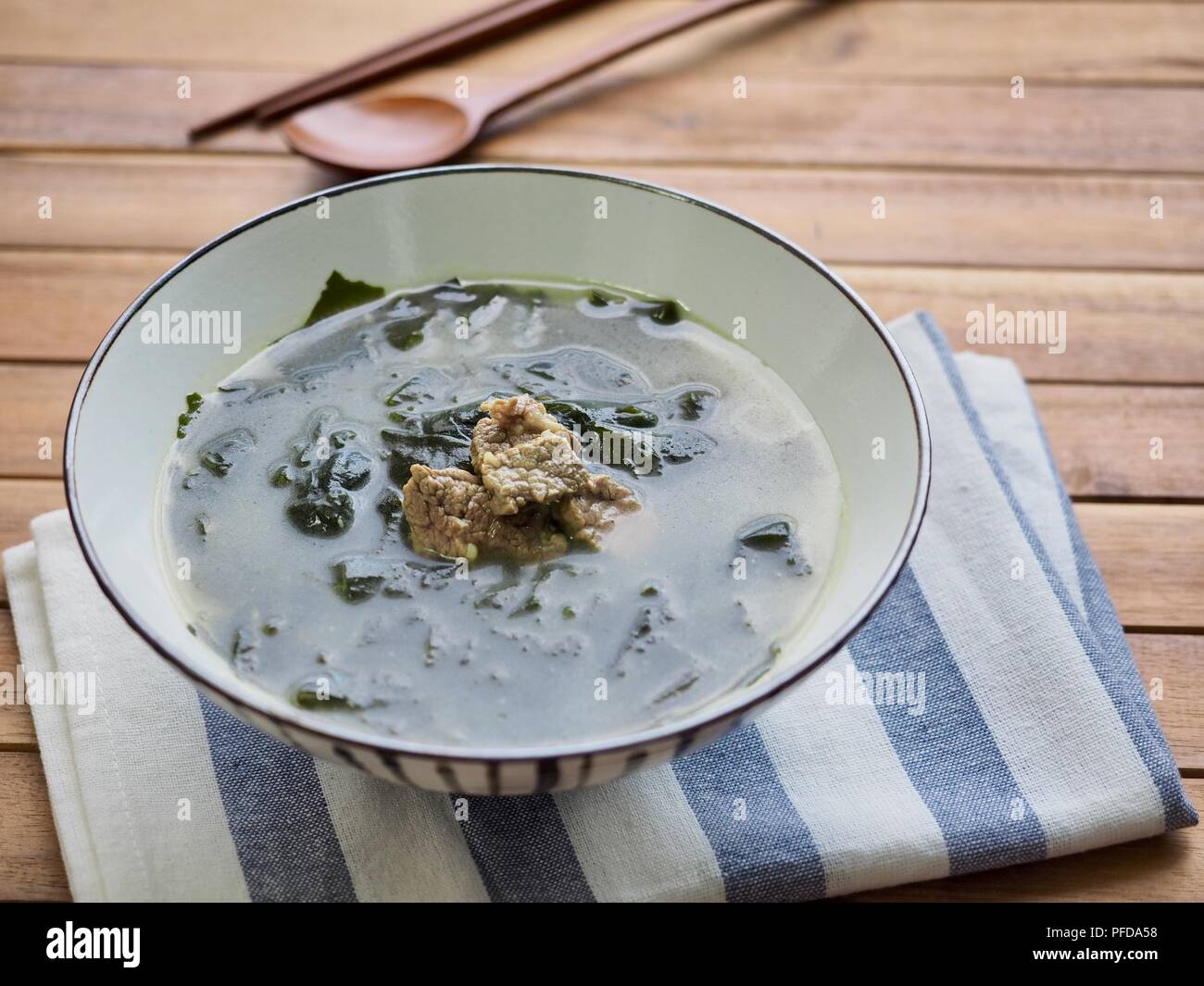 Cibo coreano di manzo zuppa di alghe marine Foto Stock