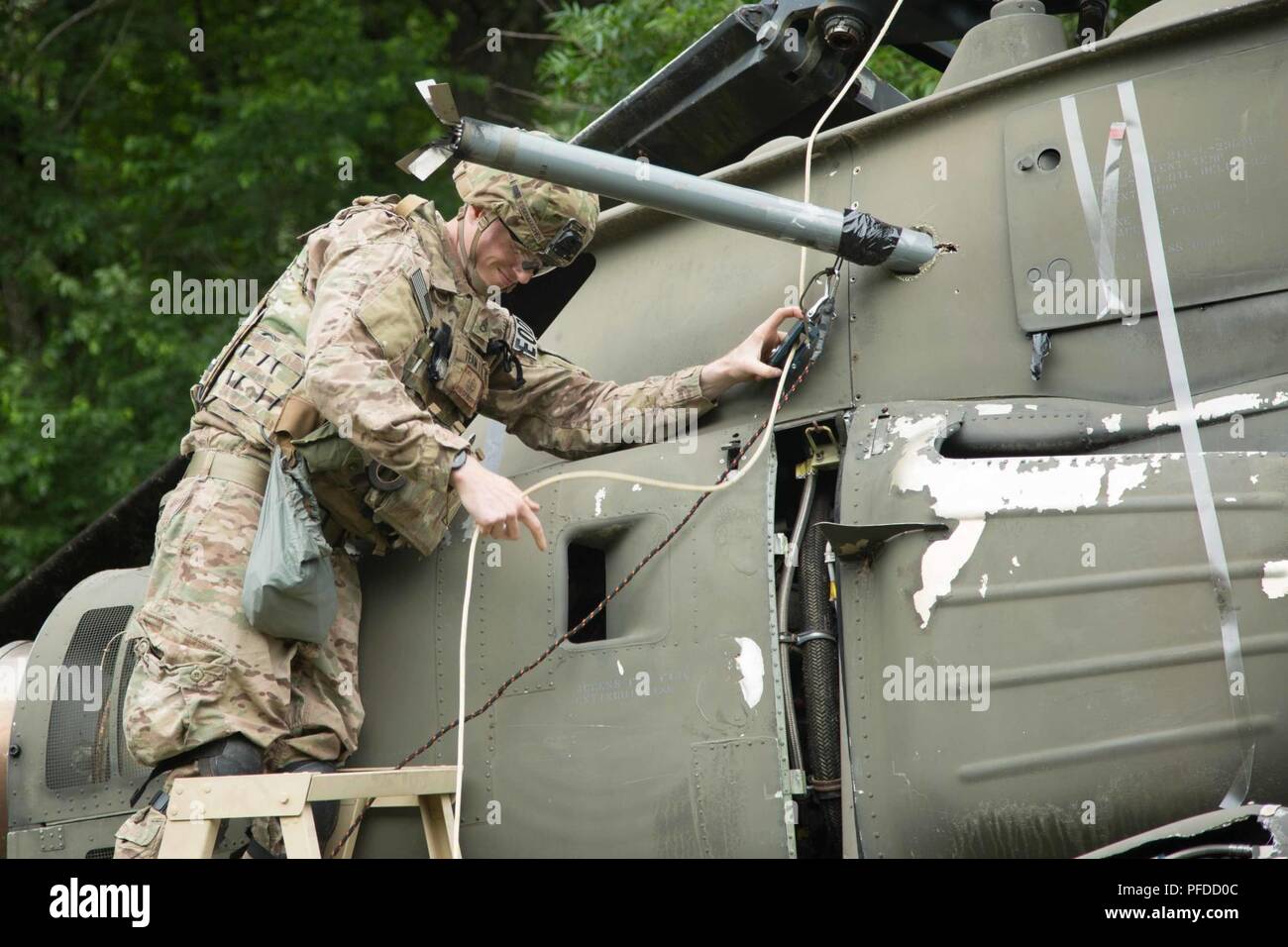 Il personale Sgt. Ryan Essenmacher, un'eliminazione degli ordigni esplosivi team leader con il 720th Ordnance Company (EOD) da Baumholder, Germania, prepara un esplosivo simulato per distacco sul sito del crash lane a Fort A.P. Hill, 3 giugno 2018. EOD squadre sono valutati sulle operazioni e le attività associate necessarie per fornire supporto di EOD unificate per le operazioni di terra per eliminare e/o ridurre le minacce di esplosivo. L'Ordnance crogiolo è progettata per testare il soldato' il lavoro di squadra e di competenze di pensiero critico come esse si applicano soluzioni tecniche ai problemi del mondo reale migliorando la disponibilità della forza. Foto Stock