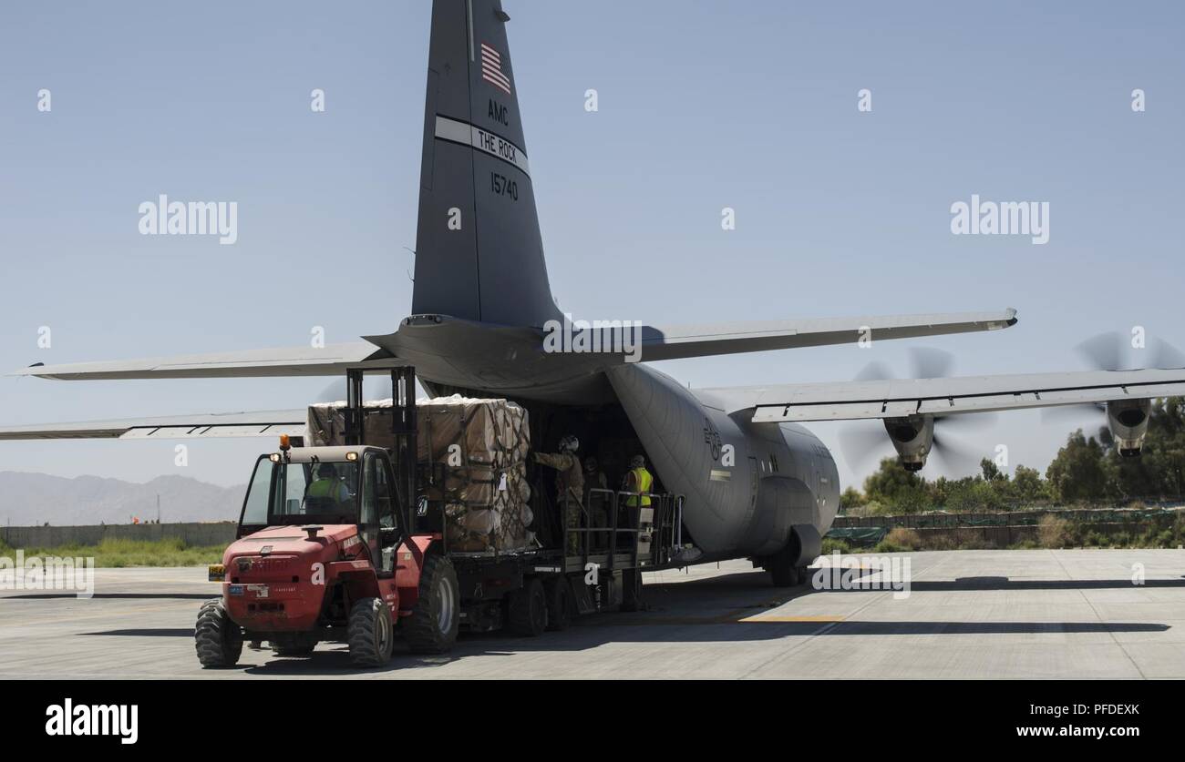 Equipaggio membri di una C-130J Super Hercules assegnato all'aria 455th ala Expeditionary a Bagram Airfield, Afghanistan, lo scarico di pallet di equipaggiamento del veicolo e paracadute il 30 maggio 2018 a Jalalabad Air Base. Il C-130J può caricare fuorimisura, come attrezzature pesanti, veicoli blindati per standard di carichi pallettizzati e personale militare. Foto Stock