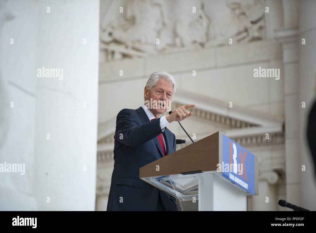 L'ex Presidente Bill Clinton parla durante una cerimonia che celebra la vita di Robert F. Kennedy in occasione del cinquantesimo anniversario del suo assassinio, nel memoriale anfiteatro presso il Cimitero Nazionale di Arlington, Arlington, Virginia, Giugno 6, 2018. La cerimonia è stata aperta al pubblico e frequentato da Ethel Kennedy, U.S. Sost. Joe Kennedy III, Kathleen Kennedy Townsend, E DEGLI STATI UNITI Sost. John Lewis, tra gli altri. Foto Stock