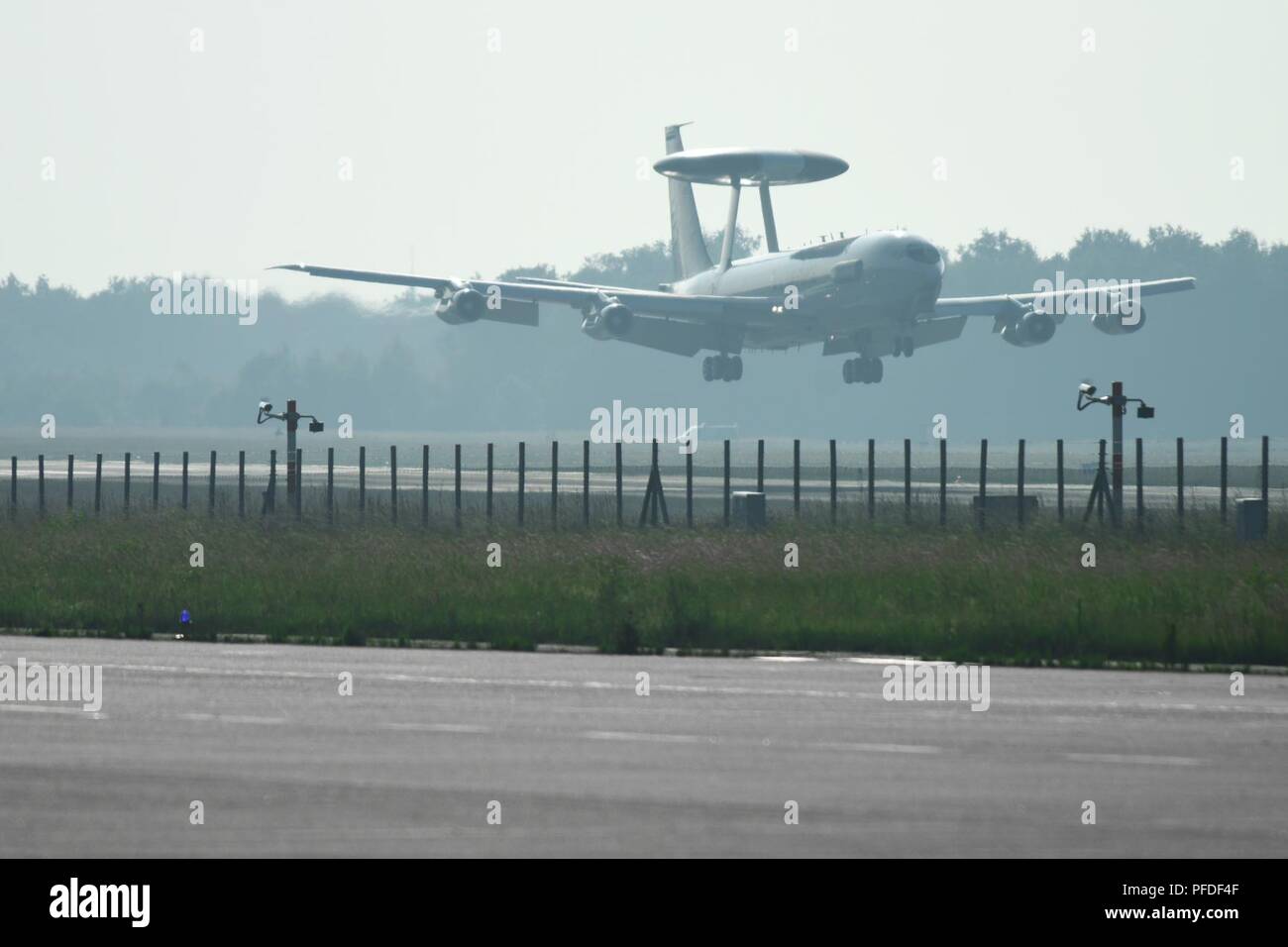 Un U.S. Air Force E-3 Sentry Airborne attenzione e il sistema di controllo sugli aeromobili assegnati a Tinker Air Force Base in Oklahoma, atterra sul flightline a sostegno di esercitare le operazioni del Baltico presso la NATO Air Base Geilenkirchen, Germania, Giugno 5, 2018. La Airborne Warning e sistema di controllo, o AWACS, è un potente strumento di ricerca in volo e la traccia radar sistema utilizzando una cupola rotante attaccato 11 piedi sopra la parte superiore del velivolo. AWACS fornisce all-weather sorveglianza, comando, controllo e le comunicazioni necessarie dai comandanti militari degli Stati Uniti e la NATO forze di difesa aerea. Foto Stock